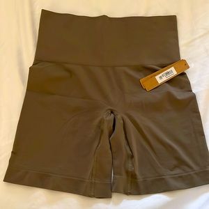 Skims - SOFT SMOOTHING SHORT | ARMY GREEN - ARMY GREEN / S